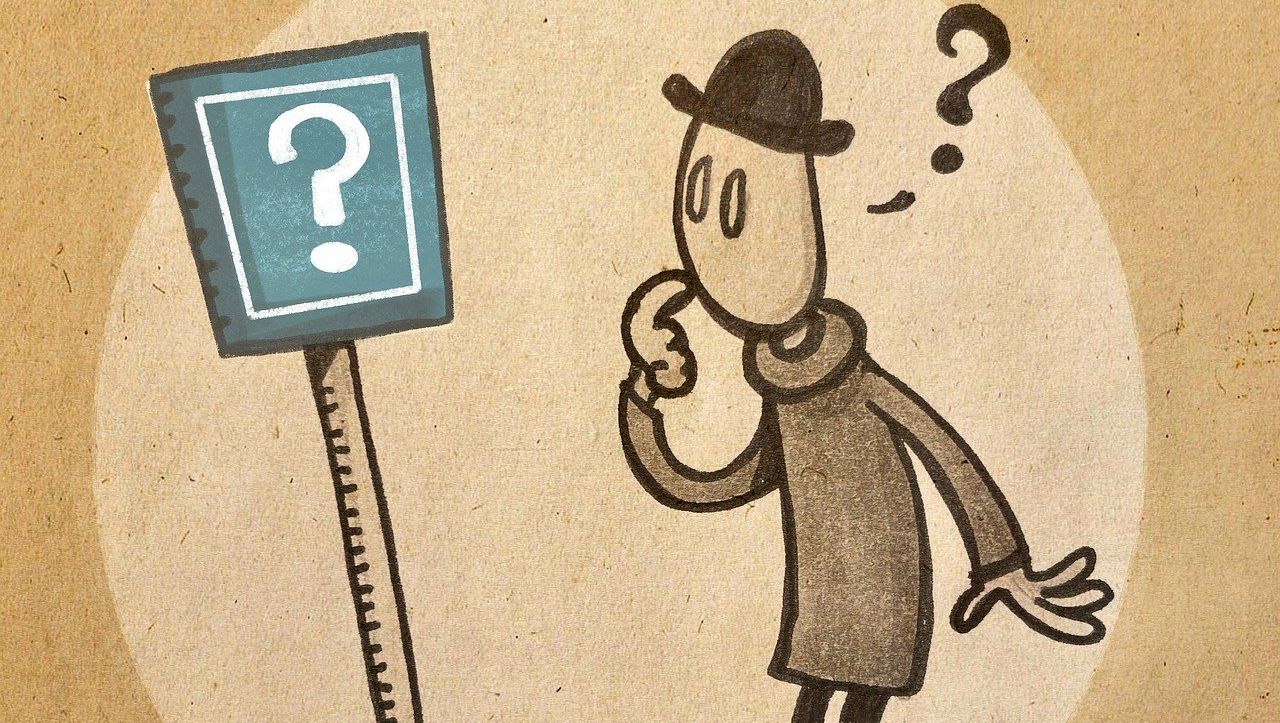 Silhuetter af mennesker ved solnedgang